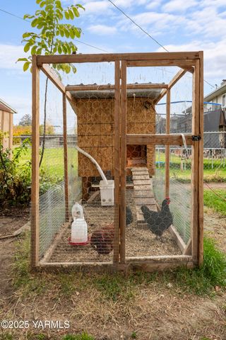 2202 Hill Dr, Grandview, WA 98930