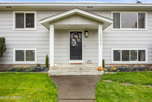 2202 Hill Dr, Grandview, WA 98930