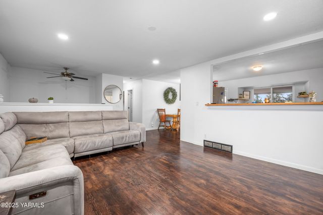 2202 Hill Dr, Grandview, WA 98930