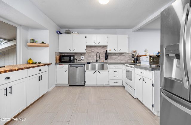 2202 Hill Dr, Grandview, WA 98930