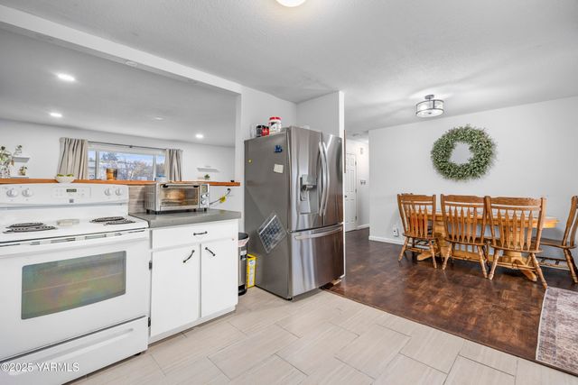 2202 Hill Dr, Grandview, WA 98930