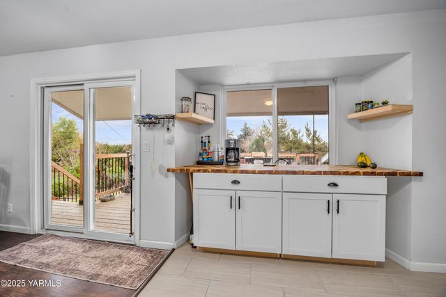 2202 Hill Dr, Grandview, WA 98930