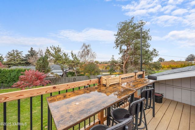 2202 Hill Dr, Grandview, WA 98930