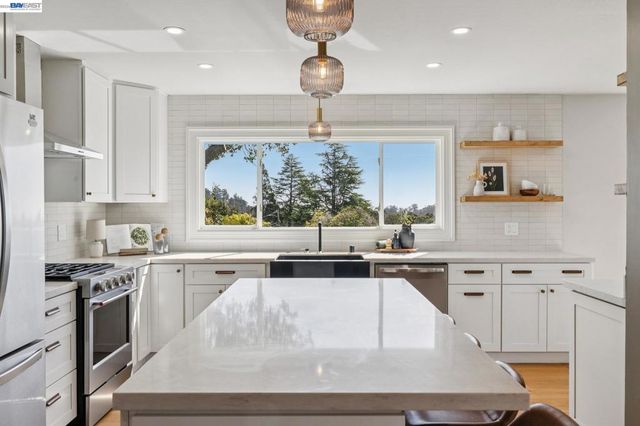 5969 Rincon Dr, Oakland, CA 94611