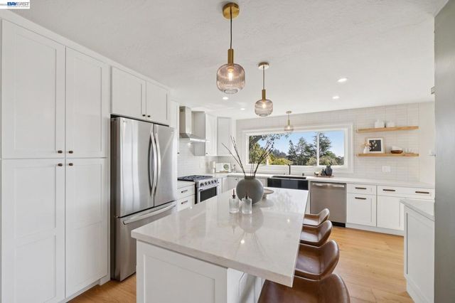 5969 Rincon Dr, Oakland, CA 94611