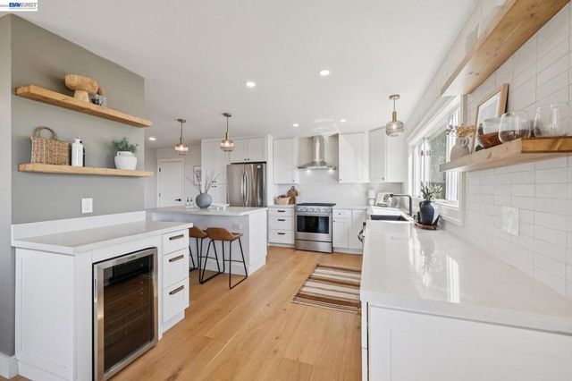 5969 Rincon Dr, Oakland, CA 94611