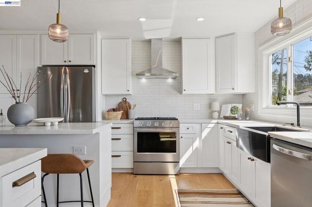 5969 Rincon Dr, Oakland, CA 94611