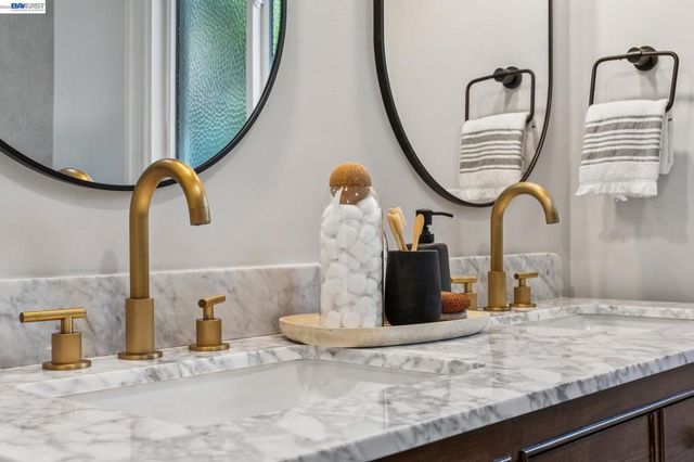 5969 Rincon Dr, Oakland, CA 94611