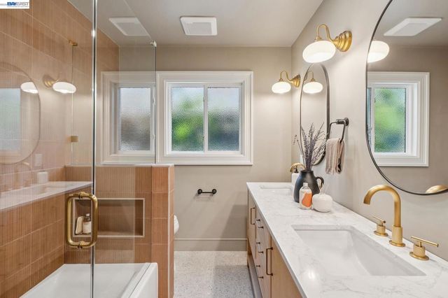 5969 Rincon Dr, Oakland, CA 94611