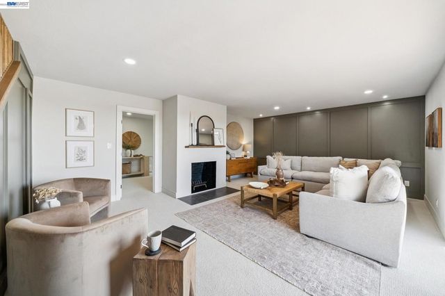 5969 Rincon Dr, Oakland, CA 94611