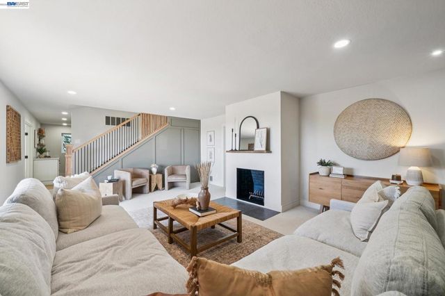 5969 Rincon Dr, Oakland, CA 94611