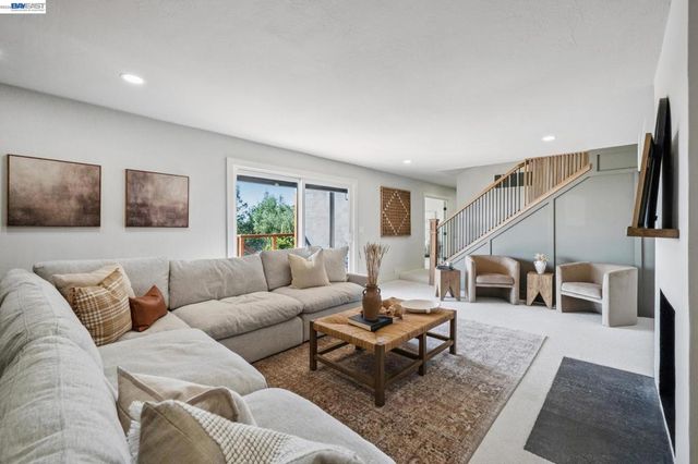 5969 Rincon Dr, Oakland, CA 94611