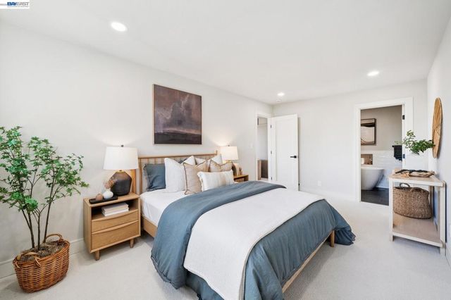 5969 Rincon Dr, Oakland, CA 94611