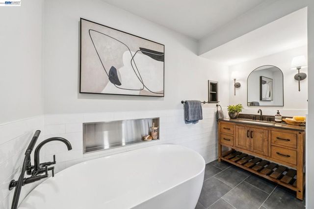 5969 Rincon Dr, Oakland, CA 94611