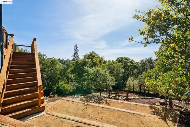 5969 Rincon Dr, Oakland, CA 94611