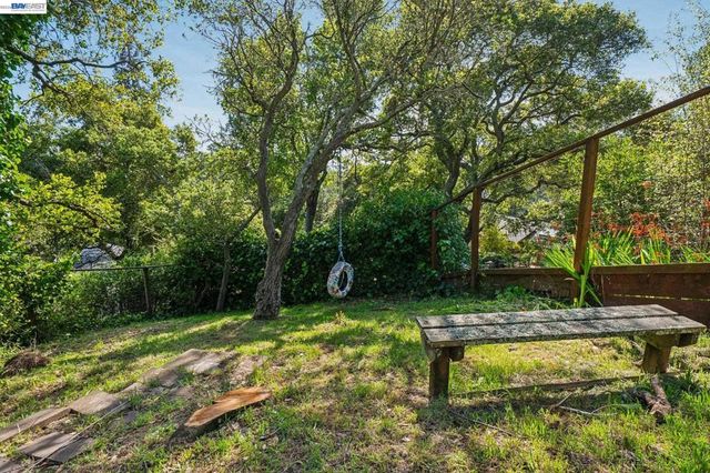 5969 Rincon Dr, Oakland, CA 94611