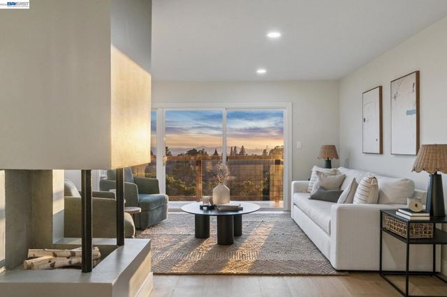 5969 Rincon Dr, Oakland, CA 94611