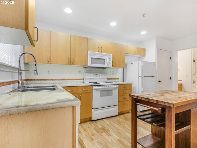 6704 N PITTSBURG Ave, Portland, OR 97203