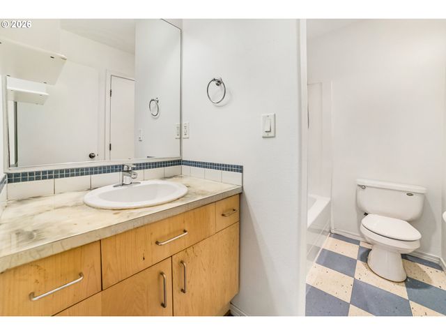6704 N PITTSBURG Ave, Portland, OR 97203