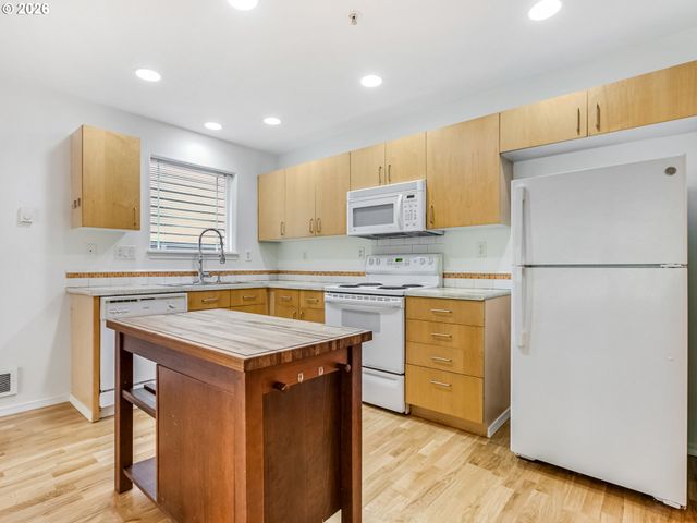 6704 N PITTSBURG Ave, Portland, OR 97203