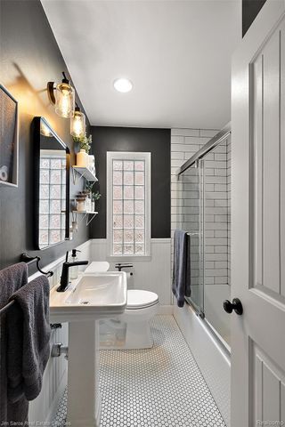 1837 Oxford Road, Grosse Pointe Woods, MI 48236