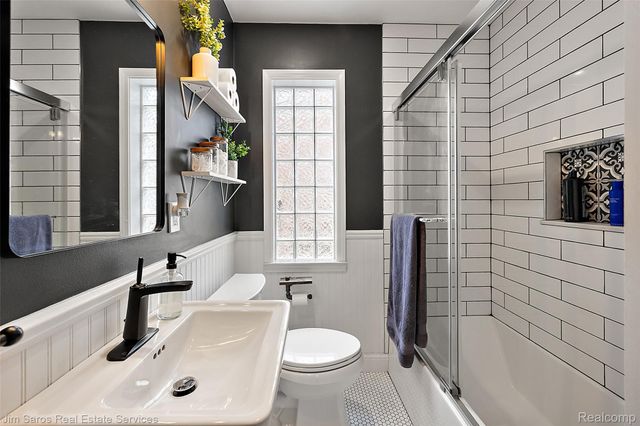 1837 Oxford Road, Grosse Pointe Woods, MI 48236