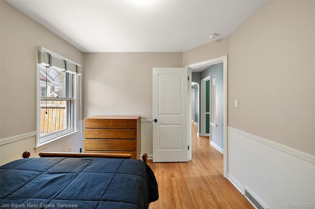 1837 Oxford Road, Grosse Pointe Woods, MI 48236