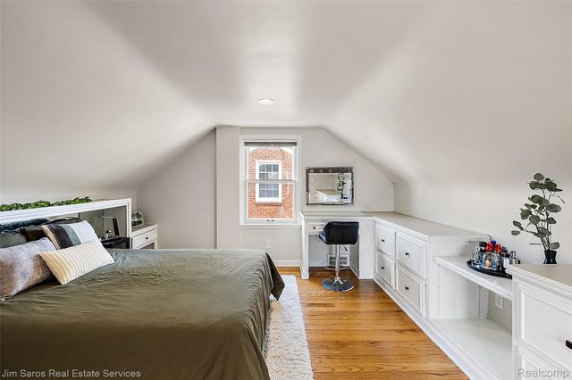 1837 Oxford Road, Grosse Pointe Woods, MI 48236