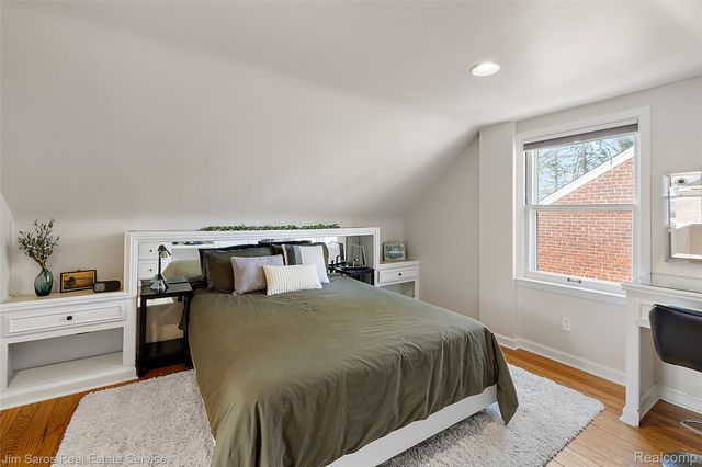 1837 Oxford Road, Grosse Pointe Woods, MI 48236