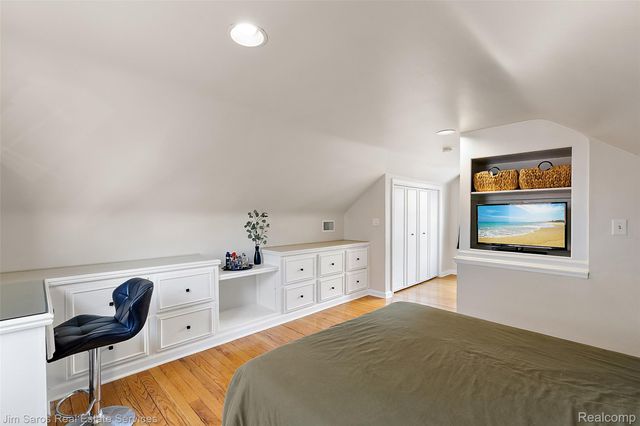 1837 Oxford Road, Grosse Pointe Woods, MI 48236