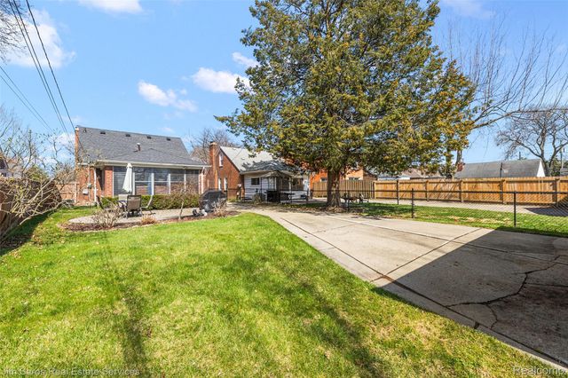 1837 Oxford Road, Grosse Pointe Woods, MI 48236