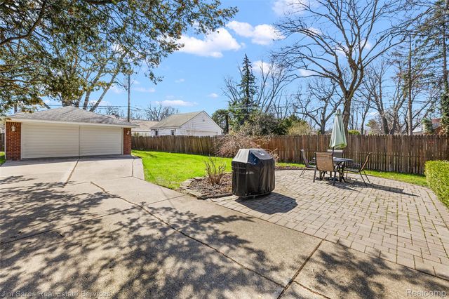 1837 Oxford Road, Grosse Pointe Woods, MI 48236