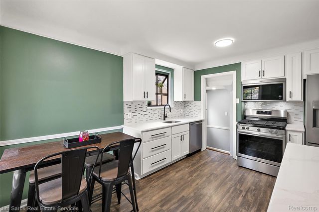 1837 Oxford Road, Grosse Pointe Woods, MI 48236