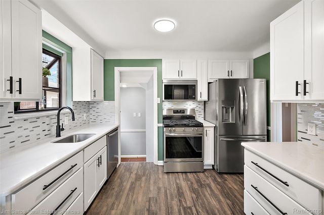 1837 Oxford Road, Grosse Pointe Woods, MI 48236