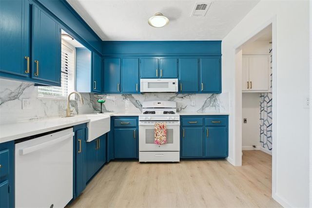 208 SW 32nd Street, Moore, OK 73160