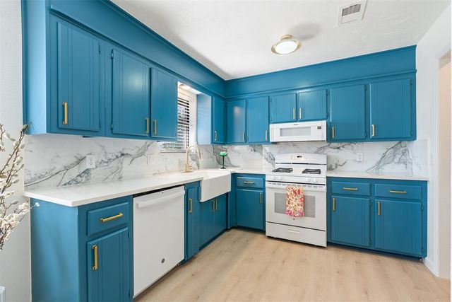 208 SW 32nd Street, Moore, OK 73160