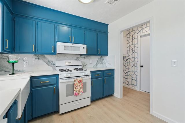 208 SW 32nd Street, Moore, OK 73160