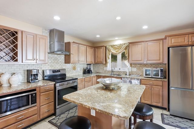 39 Sunflower Rd, Holbrook, MA 02343