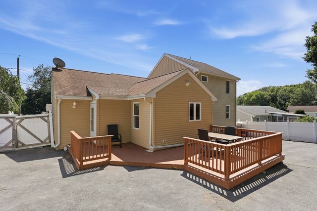 39 Sunflower Rd, Holbrook, MA 02343