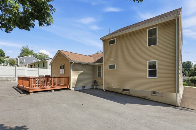 39 Sunflower Rd, Holbrook, MA 02343