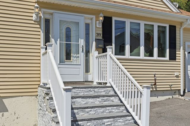39 Sunflower Rd, Holbrook, MA 02343