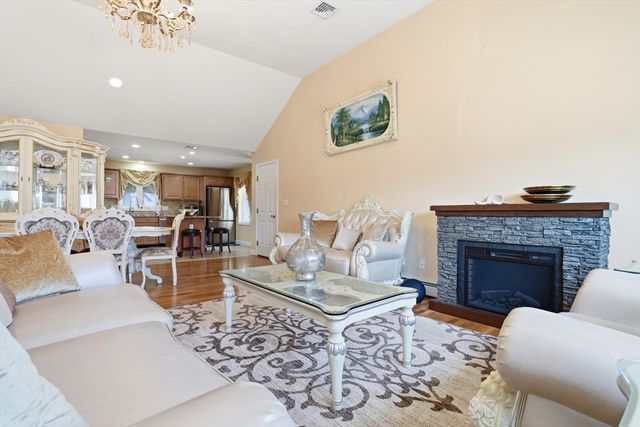 39 Sunflower Rd, Holbrook, MA 02343