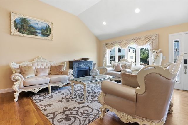 39 Sunflower Rd, Holbrook, MA 02343