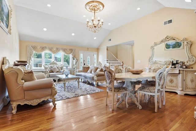 39 Sunflower Rd, Holbrook, MA 02343