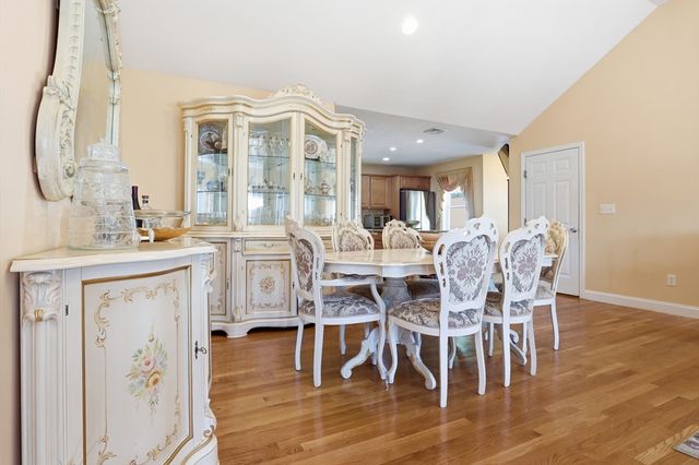 39 Sunflower Rd, Holbrook, MA 02343