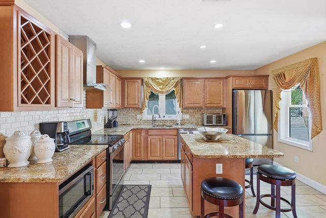 39 Sunflower Rd, Holbrook, MA 02343