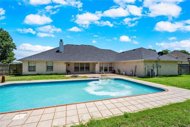 11 NW Sandy Trail Lane, Lawton, OK 73505