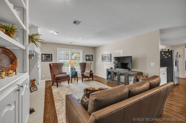 2516 Williamsburg Street S, Bartlesville, OK 74006