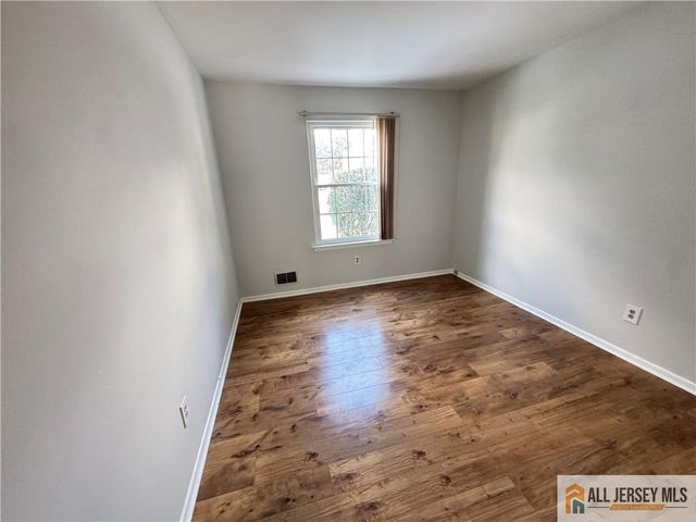 15 Hanover Square C, Middlesex, NJ 08846