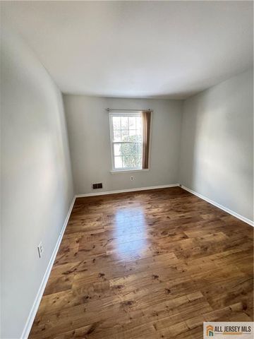 15 Hanover Square C, Middlesex, NJ 08846